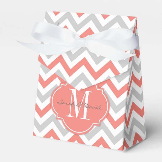 Koraal Roze en Grijs Chevron Patroon met Monogram Bedankdoosjes (Voorkant Zijde)