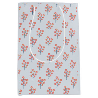 Koraalbloesem Takjes op Misty Blue Patroon Medium Cadeauzakje