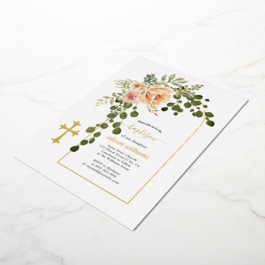 Koraalperzikbloemen en goudmakreel folie uitnodiging (Gedraaid)