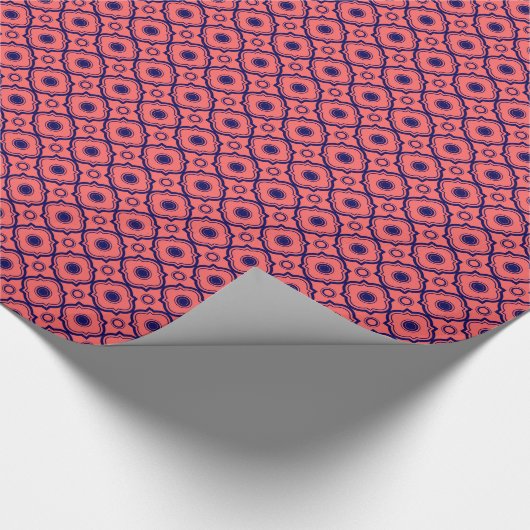 Koraalrood en marineblauw quatrefoil patroon cadeaupapier (Hoek)