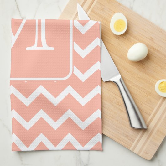 Koraalroze en witte Chevron met aangepast monogram Theedoek (Quarter Fold)
