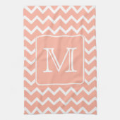 Koraalroze en witte Chevron met aangepast monogram Theedoek (Verticaal)