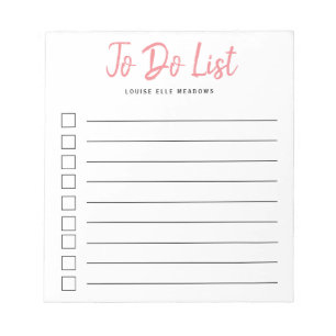 Koraalroze penseel met letters om lijst te doen notitieblok