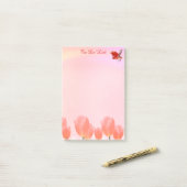 Koraalroze tulpbloemen & kardinaalvogel op roze post-it® notes (Op bureau)