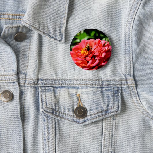 Koraalzink met hommel ronde button 5,7 cm (In situ)