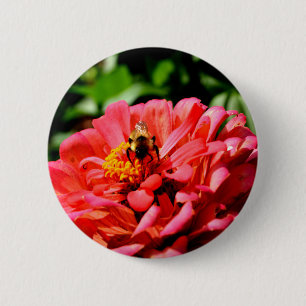 Koraalzink met hommel ronde button 5,7 cm