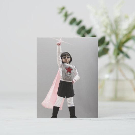 Koreaans meisje in superheld kostuum met arm opgeh briefkaart (Staand voorkant)