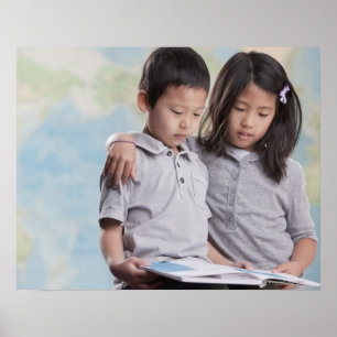 Koreaanse kinderen lezen boek bij kaart poster