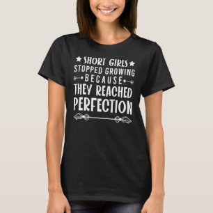 Korte meisjes stopten met groeien omdat ze perfect t-shirt