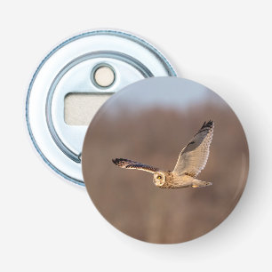 Korte-ooruil tijdens de vlucht button flesopener