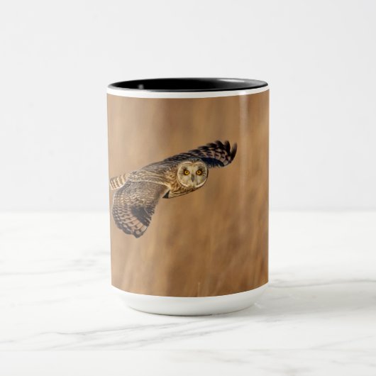 Korte-ooruil tijdens de vlucht op grasland mok (Midden)