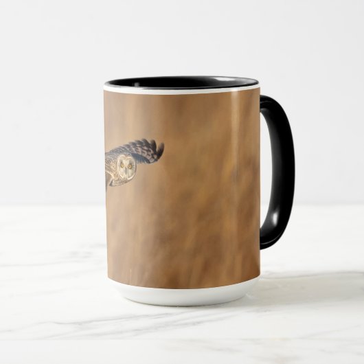 Korte-ooruil tijdens de vlucht op grasland mok (Voorkant rechts)