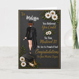 Korte roodharige vrouw afstuderen master kaart