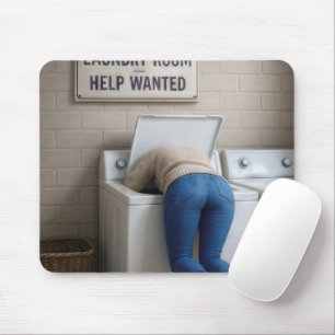 Korte vrouw op kop in een wasmachine muismat