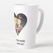 Kosmische liefdesgeschiedenis met hartliefhebbers latte mok (Rechterhoek)