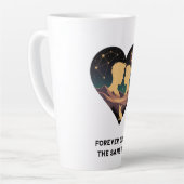 Kosmische liefdesgeschiedenis met hartliefhebbers latte mok (Linkerhoek)