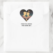 Kosmische liefdesgeschiedenis met hartliefhebbers ovale sticker (Tas)