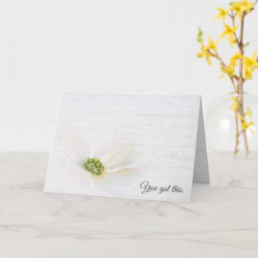 Kosmosbloem op gewitwasd hout kaart (Gele Bloem)