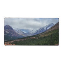 Kraakheldere bergvallei met bos en toppen