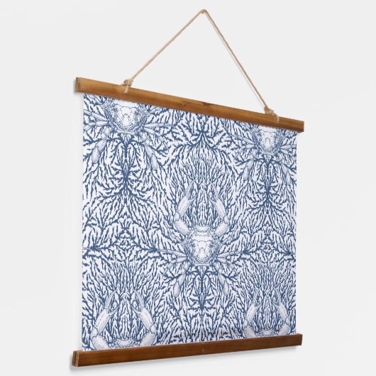 Krab en zee wiet in wit en marineblauw hangend wandkleed (Gebogen)