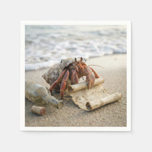 Krab leest een brief op een strand servet