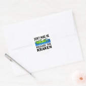 Kraken laat de kraken los ronde sticker (Envelop)