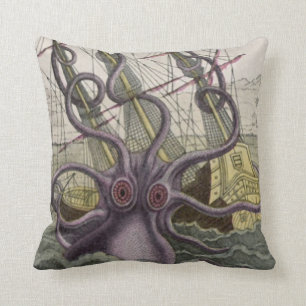 Kraken/octopus die een piraatschip opeet, kleur kussen