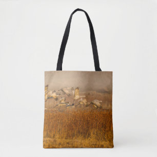 Kranen over een gouden veld tote bag