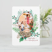 Krans met rode kerstholbessen en dennenappels met feestdagenkaart (Staand voorkant)