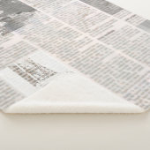 Kranten met oude onleesbare tekst.  grunge sherpa deken (3/4)