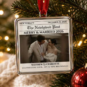 Krantenfoto van pasgetrouwden 'Merry and Married' Metalen Ornament