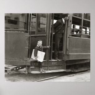 Krantenjongen rijdt op trolley, 1910. Oude foto Poster