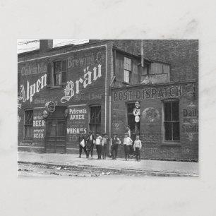 Krantenjongens buiten een saloon, 1910 briefkaart