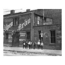 Krantenjongens buiten een saloon, 1910. Oude foto
