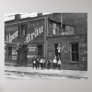 Krantenjongens buiten een saloon, 1910. Oude foto Poster