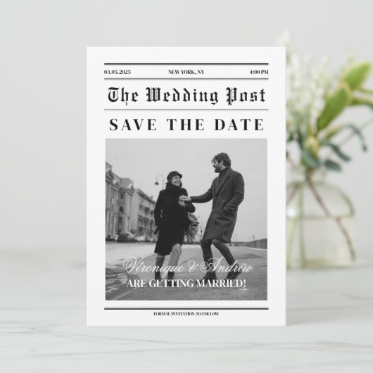 Krantenstijl Fun Save the Date Foto Uitnodiging (Staand voorkant)