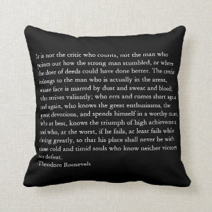 Krediet behoort tot het Man in de Arena Kussen