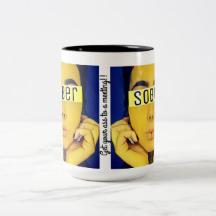 Krijg aan een vergadering tweekleurige koffiemok