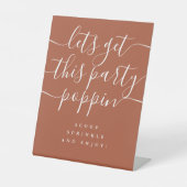 Krijg deze feestelijke popcornbar terracotta reclamebord met voetstuk (Voorkant)