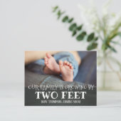 Krijtbord Groeien Door Twee Voeten Adoptie Nieuwe Aankondigingskaart (Staand voorkant)