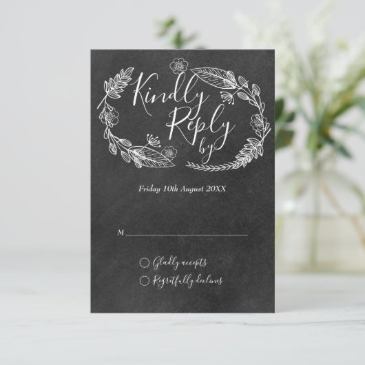 Krijtbord Handgetekende bloemenslinger Script RSVP Kaartje (Staand voorkant)
