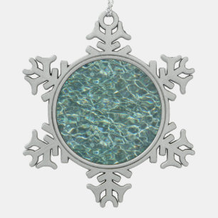 Kristalheldere blauwe waterspiegels tin sneeuwvlok ornament