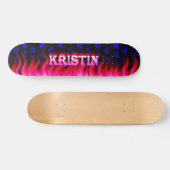 Kristin skateboard roze vuur en vlammenontwerp. (Horizontaal)