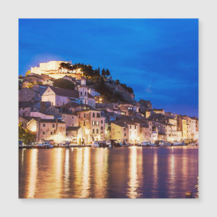 Kroatische stad Sibenik 's nachts