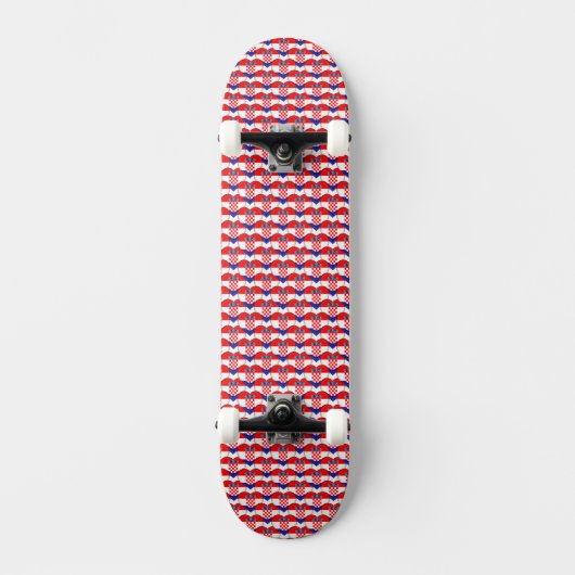 Kroatische vlag kleuren harten patroon patriottisc skateboard (Voorkant)