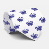 Kroon 01 - Deep Navy Blue op White Stropdas (Opgerold)