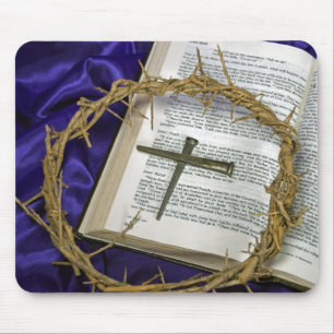 Kroon met oude nagels op bijbel muismat