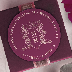 Kroonbladeren getekend monogram diep rode bruiloft ronde sticker