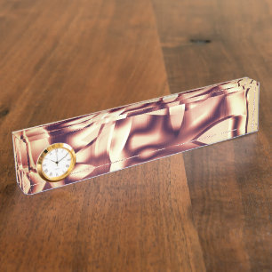 Kroonrode of bruinrode vormen, met een beige toon naambordje