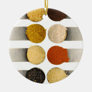 Kruiden specerijen en poedervormige ingrediënten keramisch ornament
